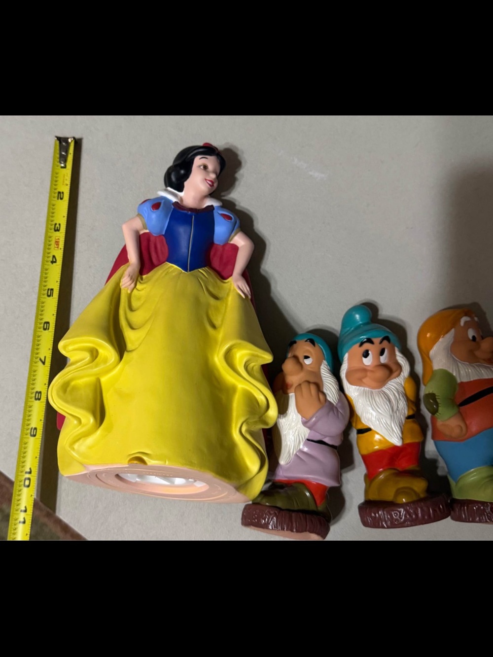 Classic Princess and Dwarf Figurine Set - Snowy Blue Yellow Red